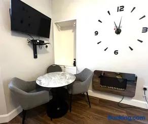 Ground Floor City Centre Apartment - Sky Sports & TNT Sports - Superfast WiFi - 2pm Check in - Long Stays Welcome - Image 5