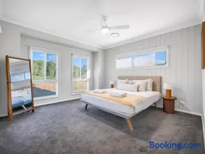 The Greenview - Contemporary Village Retreat - Image 2
