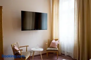 Fink Low Budget Rooms - Image 2