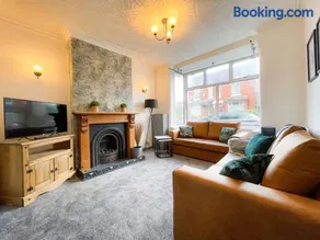 Spacious 4-Bed House in Crewe by 53 Degrees Property, Long-term discounts, Ideal for Contractors - FREE Parking - Sleeps 8 - Image 3