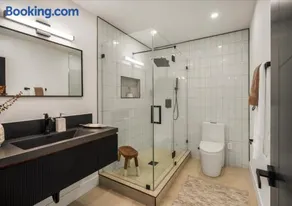 Freshly Built Near Universal Studios and Hollywood - Private Garage and Driveway Parking Near Sofi Stadium - Image 4