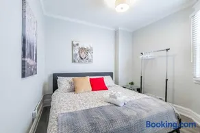 Boutique 2BR Apartment on James St North Sleeps 6 - Image 2