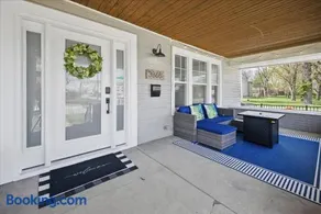Family Spacious 5BR Retreat w Game Filled Basement Suite - Image 1