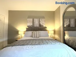 The Whitchurch Apartment- The Painted Rooms - Image 1