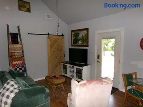 Retro Guesthouse with Boat and RV Parking - Image 4