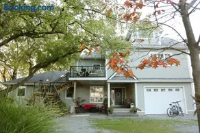 Sunset Suites in Niagara Wine Country - Image 1