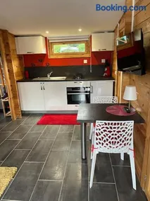 Chalet 2 personnes avec jacuzzi privatif et piscine saisonnière partagée - Image 4
