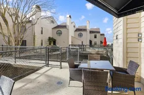 Elegant Lakefront Condo Showcasing Spectacular Views. - Image 4