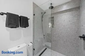 Private Cedar Sauna Retreat - Kitchenette, King Bed, Spa Bath - Deep Cove - Image 1