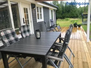 Modern lakeside cottage & boat near Isaberg - Image 2