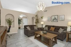 Desert Retreat Modern 3BR Spa Bath Long Term - Image 4