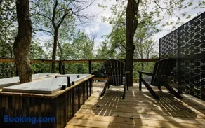 Treehouse with TWO outdoor tubs by the creek! - Image 2