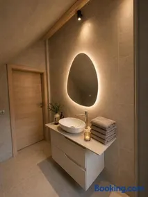Book-A-Room Salzburg Garden or Balcony Stay - 2 bedroom - air conditioning & free parking - Image 1