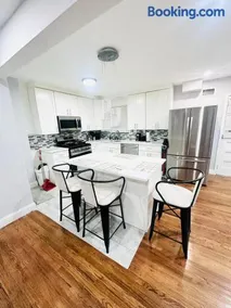 Cheerful 4-bedroom home with free parking - Image 1