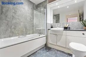Monopoly Suite Luxurious High Tech Bright & Spacious Central Flat - Image 2
