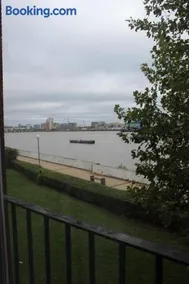 C&S Luxe - Riverside retreat ,London, Near 02 Arena has Free Parking and perfect for Long Stays - Image 3