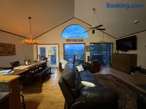 Romantic Getaway or Family Vacay with Mountain Views & Hot Tub - Image 1