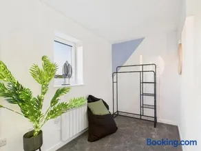 Relaxing Cooden Escape Stylish 3 Bed Flat - Image 3