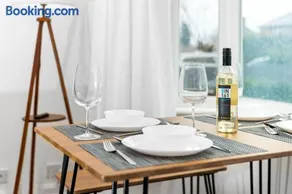 3 Bedroom House - Garden - Parking - Interior Designed - Netflix - Wifi - 52H - Image 4
