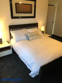 Entire 2 bed modern apartment - Image 3
