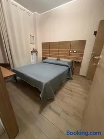 ResidenTillo-Private EnSuite Rooms - Image 2