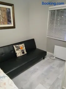 Surrey Guest Home Near 88 Avenue - Free Parking - Image 3