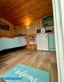 Shepherds hut Greencastle - Image 4