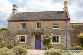 The Maze Garden Cottage by Mint Stays - Image 1