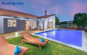 Modern Villa di Rovigno with Pool, Hot Tub and Sea View - Image 2