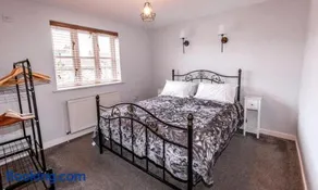 House Sleeps 4 with Parking and Garden - Image 2