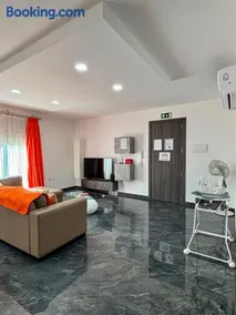 Central, Fully Equipped Modern Apartment - 2 - Image 3
