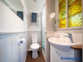 Cosy B&B with Parking Above Café Alf Resco - Image 5