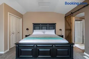 Prairie Oasis I Sleeps 16 l BBQ & Patio l Smart TV - Image 2