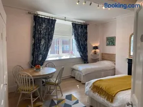 Deluxe Three Bed BnB in Henley-on-Thames near Station River & Town Centre - Image 1