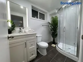 Modern Newly-Renovated Suite Free Parking - Image 5