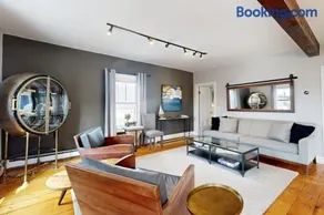 Charming, historic cottage with modern upgrades - stroll to dining & attractions - Image 4