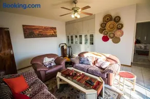 John-Lou's One-bedroom Apartment - Image 3