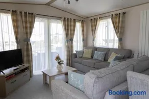 Hiba Luxury Caravan At Parkdean Cayton Bay Holiday Park - Image 3