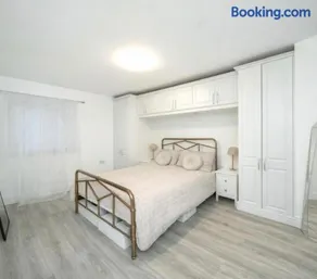 Retro large Apartment Sleeps 2 Parking WiFi & Tv - Image 3