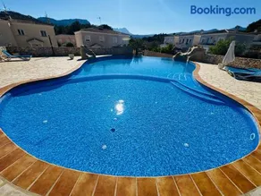 Calpe Casa adosada entorno playa y montaña tranquilidad relax jacuzzi piscina wifi aire jardin barbacoa y parking - Image 4