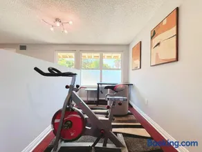 Spacious 4B2B HOUSE DTLA & Disney Office Gym - Image 2