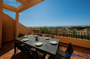 Penthouse with sea views in Nueva Andalucia - Image 2