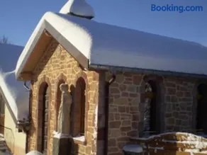 Ancienne chapelle aménagée en gîte indépendant avec terrasse et cheminée - Image 2