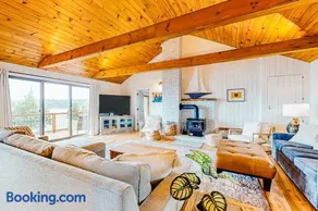 Renovated oceanfront home with stunning view & pebbly beach - snowbird-friendly - Image 5
