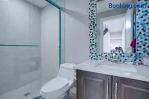 Luxury Chestermere Retreat - Image 2