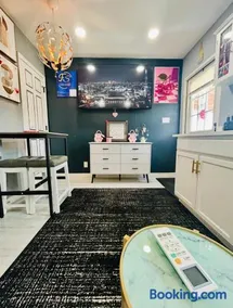 Fancy Studio Private Entrance - Image 3