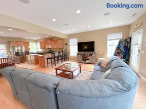 5 Bedroom Home in Old Homestead II - Image 1