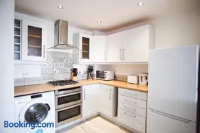 Stunning Two Bed Sea View Apartment with Pool & Gym - Image 3