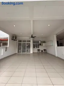 Paroi Seremban Cozy Homestay Sleeps 7 - Image 2