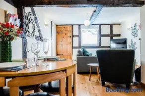 Thursdays Corner Tudor Cottage - Image 5